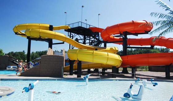 Équipement de jeu de parc aquatique piscine extérieure en fibre de verre unique grand toboggan en spirale pour enfants
