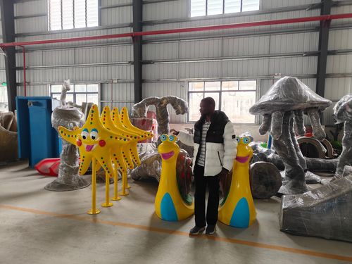 Dernières nouvelles de l'entreprise sur Des représentants de l'entrepreneur des stations balnéaires africaines ont visité l'atelier de production de notre usine pour inspecter le processus de fabrication des toboggans.