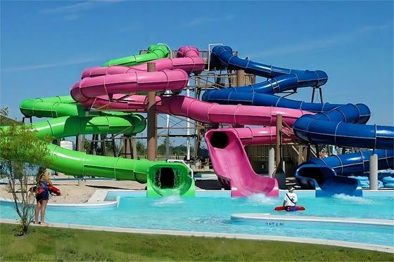Un bon prix. Parcs d'attractions, promenades sur l'eau, toboggans en fibre de verre en ligne