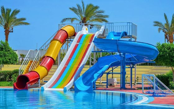 Un bon prix. Le parc aquatique Aqua Play est un toboggan en fibre de verre aquatique professionnel en ligne