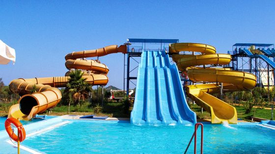 Un bon prix. 18.5 kW de puissance nécessaire pour les glissières d'eau de piscine avec un matériau en acier galvanisé résistant à la corrosion et à la rouille en ligne