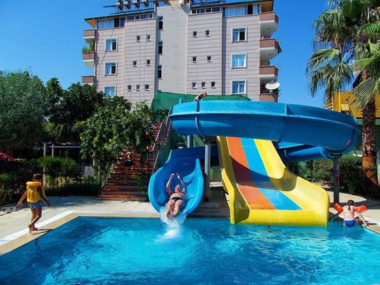 Un bon prix. Conception de piscine de parc aquatique Amusement Slide en fibre de verre en spirale en ligne