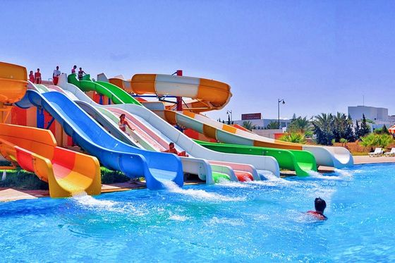 Un bon prix. Parc d'attractions aquatiques équipement de jeux d'eau énorme tube en fibre de verre en spirale en ligne