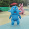 Les enfants jouent éléphant de jets d'eau de piscine le petit, animal debout de fibre de verre - bleu