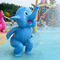 Les enfants jouent éléphant de jets d'eau de piscine le petit, animal debout de fibre de verre - bleu