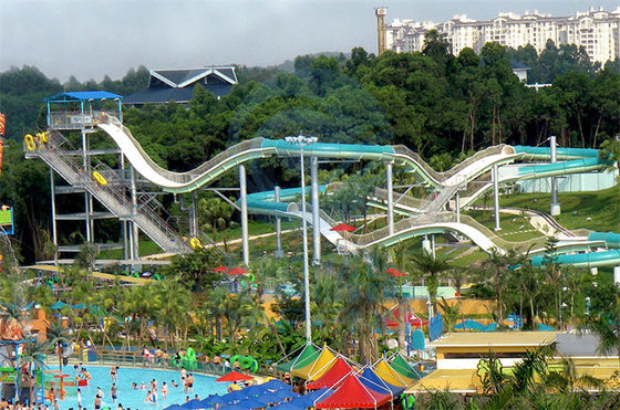 La fibre de verre de glissière de parc aquatique de montagnes russes a adapté la couleur aux besoins du client avec deux cavaliers