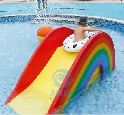 Un bon prix. Largeur 0.6m de la taille 1.1m de glissières d'eau de Mini Splash Pad Children Fibreglass d'arc-en-ciel en ligne