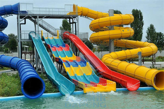 La glissière d'eau de piscine de Craiova place les glissières énormes de parc aquatique de fibre de verre