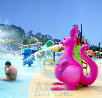Les enfants de zone de famille de parc à thème de l'eau pulvérisent le jet pourpre de kangourou de jeux de parc