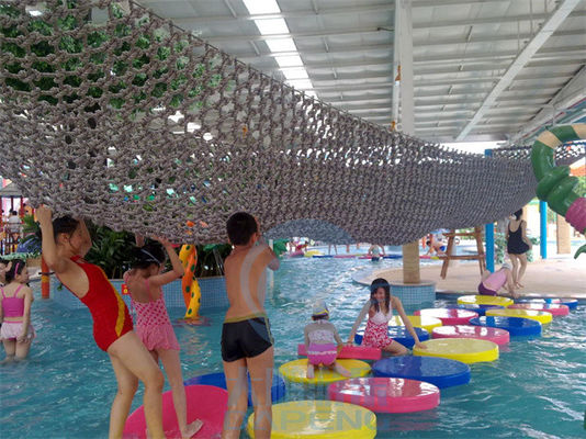Rivière de parc aquatique et pont de flottement paresseux de piscine avec le filet s'élevant