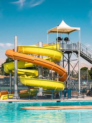 Parcs de loisirs eau divertissement équipement sportif piscine extérieure avec tube spirale terrain de jeux toboggan