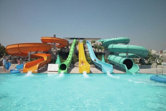 Le parc d'attractions aquatiques est équipé d'un grand toboggan en fibre de verre pour le prix de la piscine.