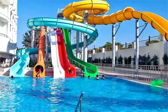 18.5 Kw Parc aquatique Glissière Jeu de divertissement Rides Glissière en fibre de verre Pour les enfants