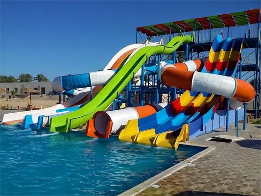 1 Les gens jouent à des jeux de toboggans de parc aquatique Équipement de toboggan en fibre de verre