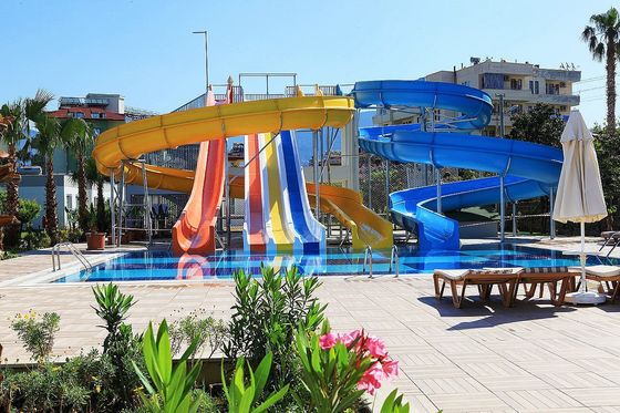Parc d'attractions aquatiques piscine jeux de randonnée toboggan en fibre de verre pour adultes
