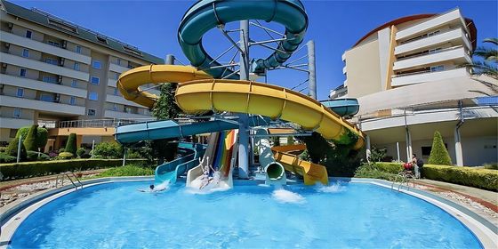 Équiper les parcs aquatiques extérieurs avec des toboggans en fibre de verre