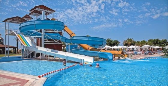 Parcs d'attractions en plein air Jeux d'eau pour enfants Jouer à des toboggans géants