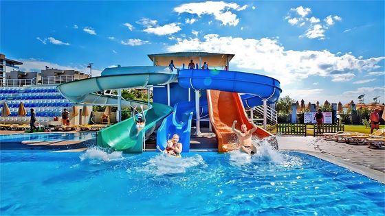 Parcs aquatiques extérieurs divertissement sports piscine de fibre de verre toboggan pour enfants