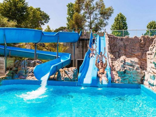 OEM terrain de jeux aquatique piscine de jeux d'été glissière spirale en fibre de verre pour le jeu en plein air