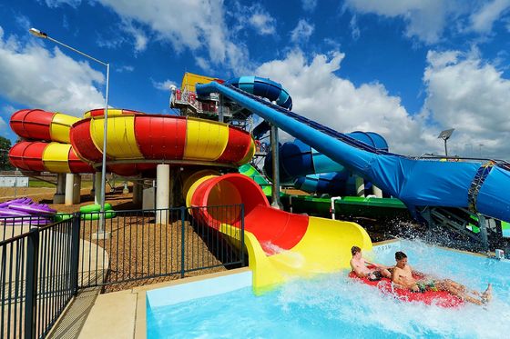 Parcs de jeux aquatiques terrain de jeux équipement de piscine en fibre de verre toboggan en spirale