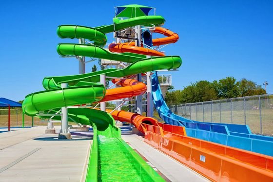 Parcs aquatiques extérieurs divertissement équipement de terrain de jeux piscine jouets toboggan en fibre de verre