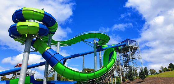 En plein air, les enfants sillonnent le parc à l'eau, font des promenades, la piscine, le toboggan en fibre de verre pour les adultes.