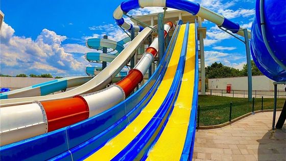 Le parc d'attractions Aqua Les enfants font du jogging sur l'eau