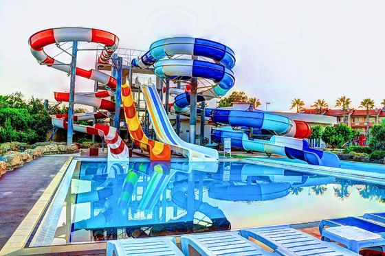 Parcs aquatiques Jeux de terrain de jeux Equipement de jeu en fibre de verre Glissière en spirale Pour les enfants