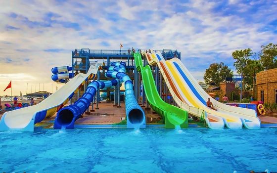 Parcs aquatiques OEM Jeux d'eau pour enfants Jeux de sport Jeux d'amusement Slides de piscine en spirale