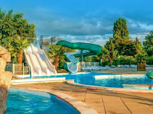 Design de piscine de parc aquatique sur mesure Activité de sport nautique Glissière en fibre de verre