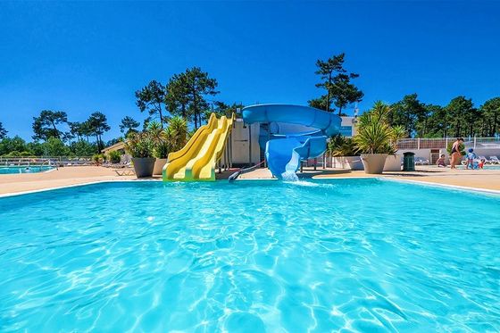 Équipement de jeu pour enfants de parc aquatique Glissière en fibre de verre pour piscine Hauteur 5-12 m