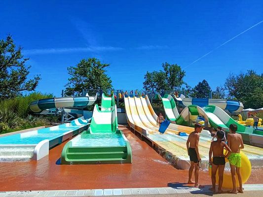 Les enfants jouent à des jeux d'eau de divertissement Fiberglass Slide pour piscine