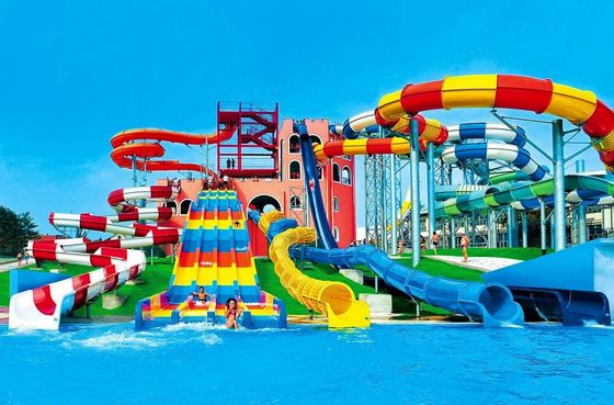 Le parc aquatique Aqua Play est un toboggan en fibre de verre aquatique professionnel