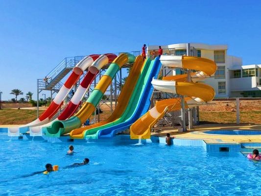 Les accessoires de glissière d'eau de la piscine pour adultes comprennent un système d'approvisionnement en eau et de traitement