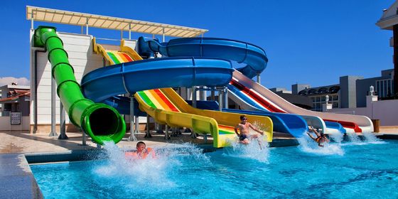 Équipement de parc d'attractions pour enfants en plein air avec toboggan de piscine