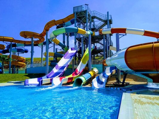 Parc d'attractions aquatiques piscine extérieure terrain de jeux pour enfants toboggan en fibre de verre