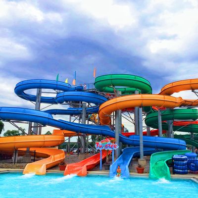 Jeux d'eau de piscine extérieure Fournitures de toboggan en fibre de verre