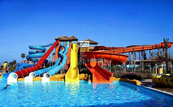 Parcs d'attractions aquatiques en plein air Grand équipement Glissière en fibre de verre Pour piscine
