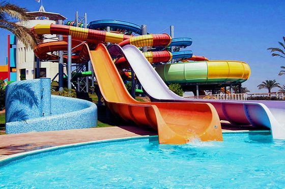 Parcs aquatiques extérieurs Jeux pour enfants et adultes Équipement sportif Glissière spirale en fibre de verre pour enfants