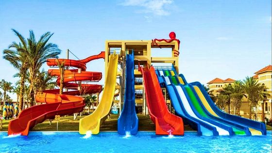 Jeux d'eau terrain de jeux de fibres de verre toboggan en spirale pour enfants piscine