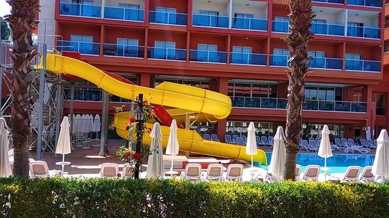 Jeux d'eau pour enfants, promenades, piscine, large toboggan en spirale