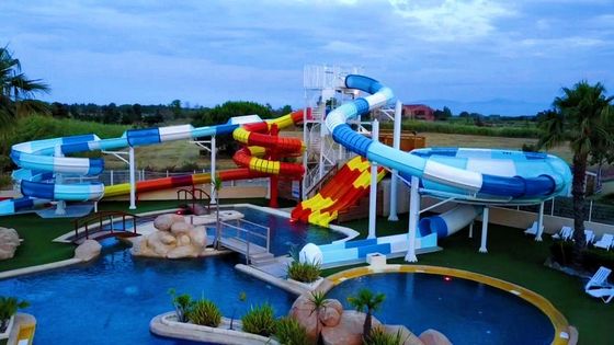 Équipement de jeux aquatiques piscine toboggan en fibre de verre pour adultes