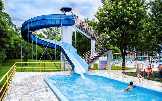 Parcs aquatiques Jeux Equipement de piscine 3-5m haut toboggan en fibre de verre Pour les enfants