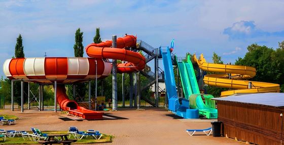 Parc aquatique pour enfants piscine de loisirs ensemble de diapositives en fibre de verre en spirale