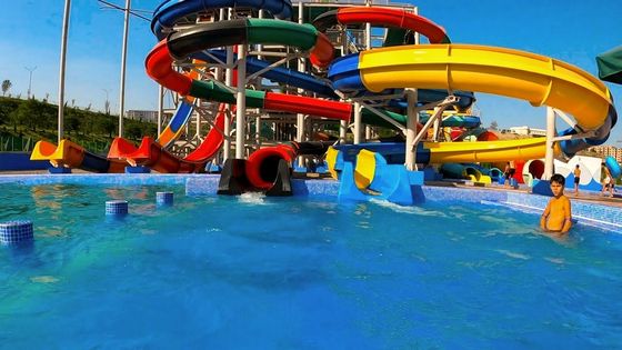 Équipement de piscine petit toboggan en spirale pour terrain de jeux en plein air