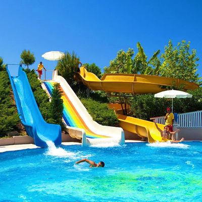 Parcs aquatiques commerciaux immenses équipement de piscine conception du toboggan en fibre de verre