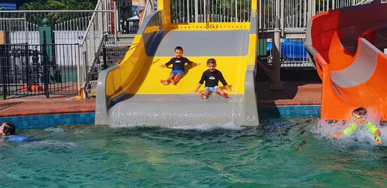 Maison au-dessus de la piscine Glissière en fibre de verre pour enfants Jeu d'eau