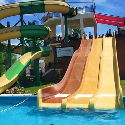 Équipement de parc aquatique extérieur Plateau de jeux Glissière en fibre de verre