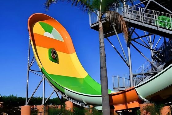 Grand terrain de jeux en eau extérieure piscine glissade en fibre de verre