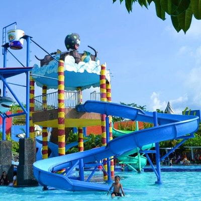 Enfants dans la piscine au sol, sur le toboggan en fibre de verre pour le parc aquatique